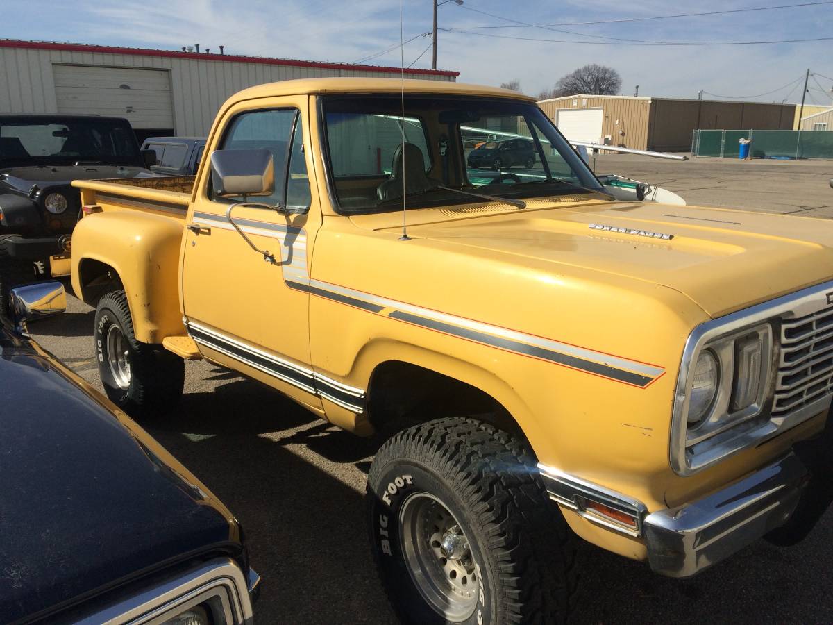 Dodge-power-wagon-1977-yellow-15