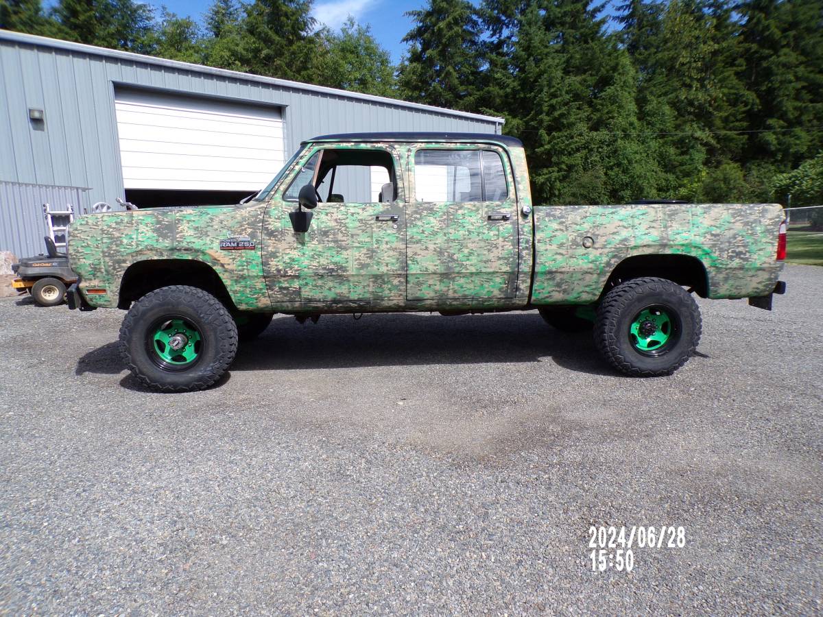 Dodge-power-wagon-diesel-1977-custom-9