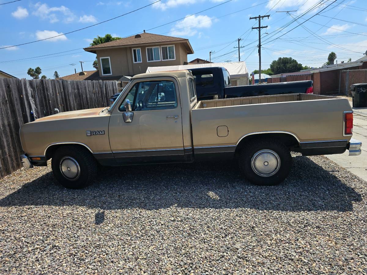 Dodge-ram-1500-1990-custom-7