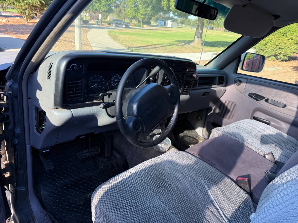 Dodge-ram-1500-magnum-v8-1996-black-3