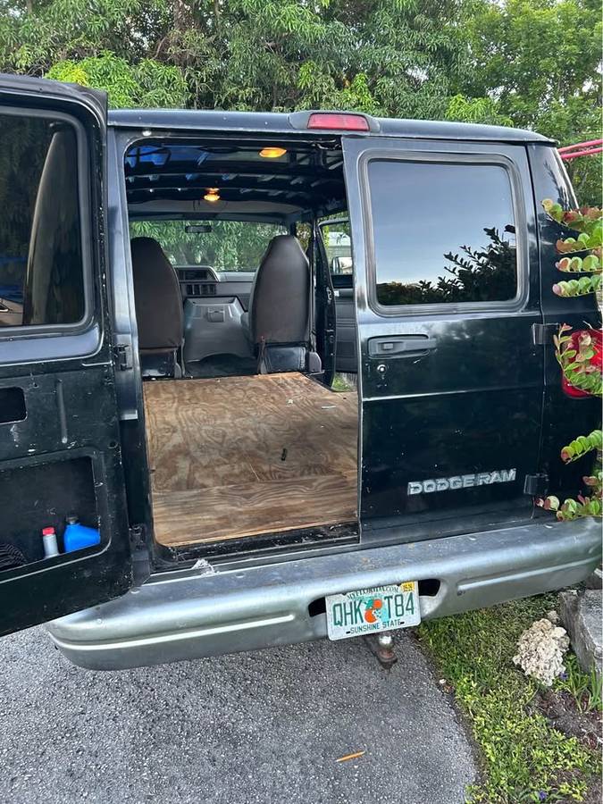 Dodge-ram-cargo-1994-black-1