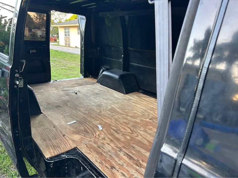Dodge-ram-cargo-1994-black-4