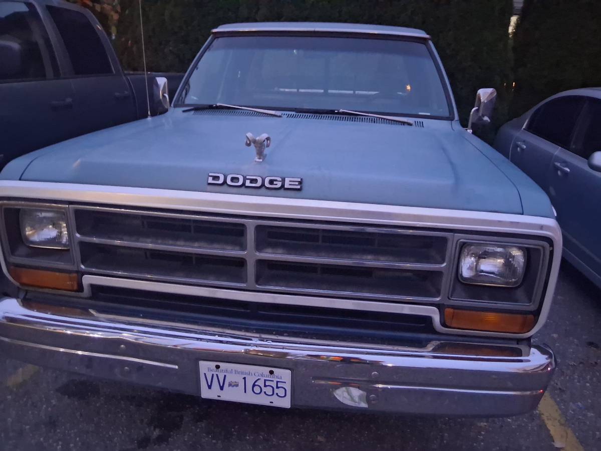 Dodge-ram-d150.-1986-blue-1