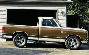 Dodge-ram-prospector-1982-1