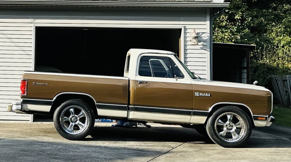 Dodge-ram-prospector-1982-1