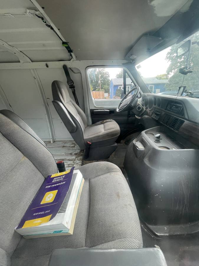 Dodge-ram-van-2500-1996-white-3