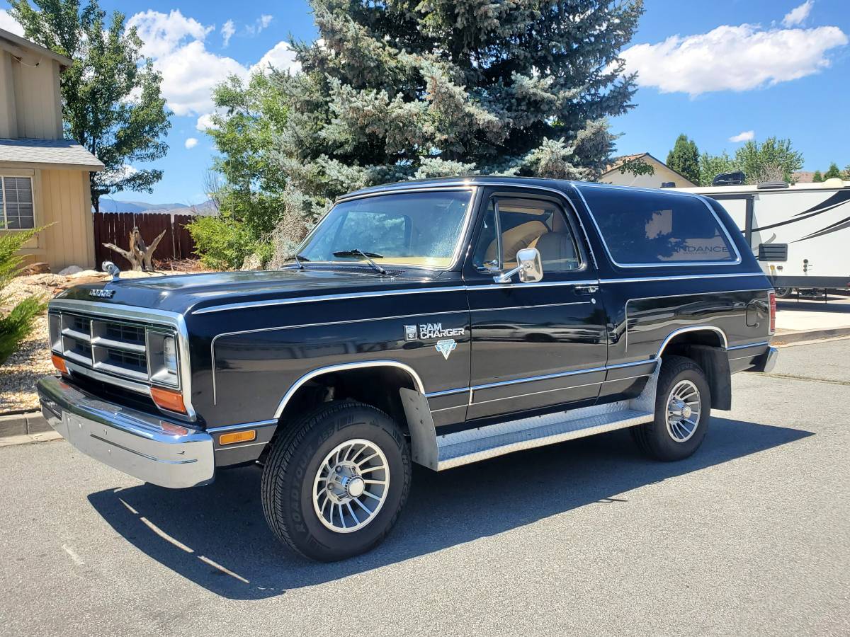 Dodge-ramcharger-1986-black-39