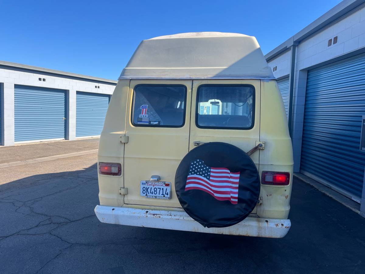 Dodge-tradesman-1974-yellow-5