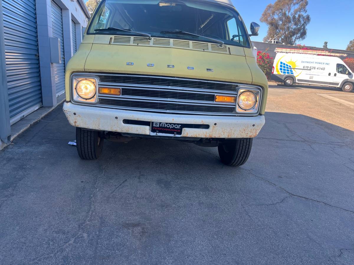Dodge-tradesman-1974-yellow-6