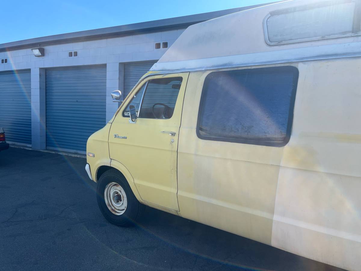 Dodge-tradesman-1974-yellow-7