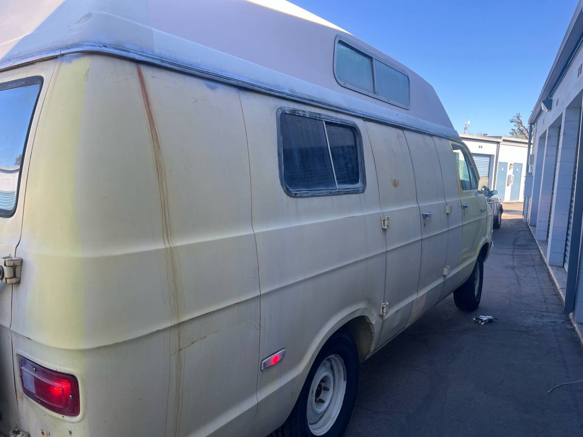 Dodge-tradesman-1974-yellow-8