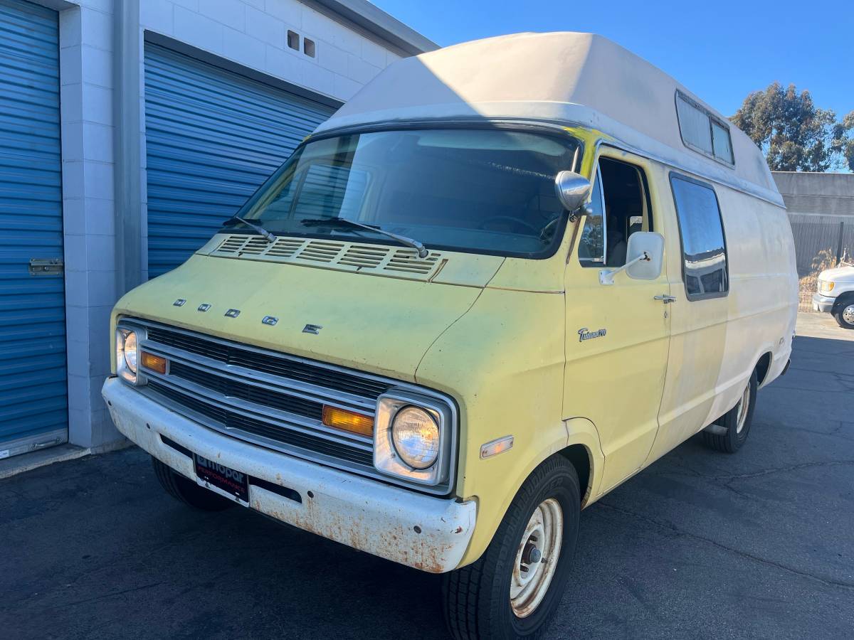 Dodge-tradesman-1974-yellow