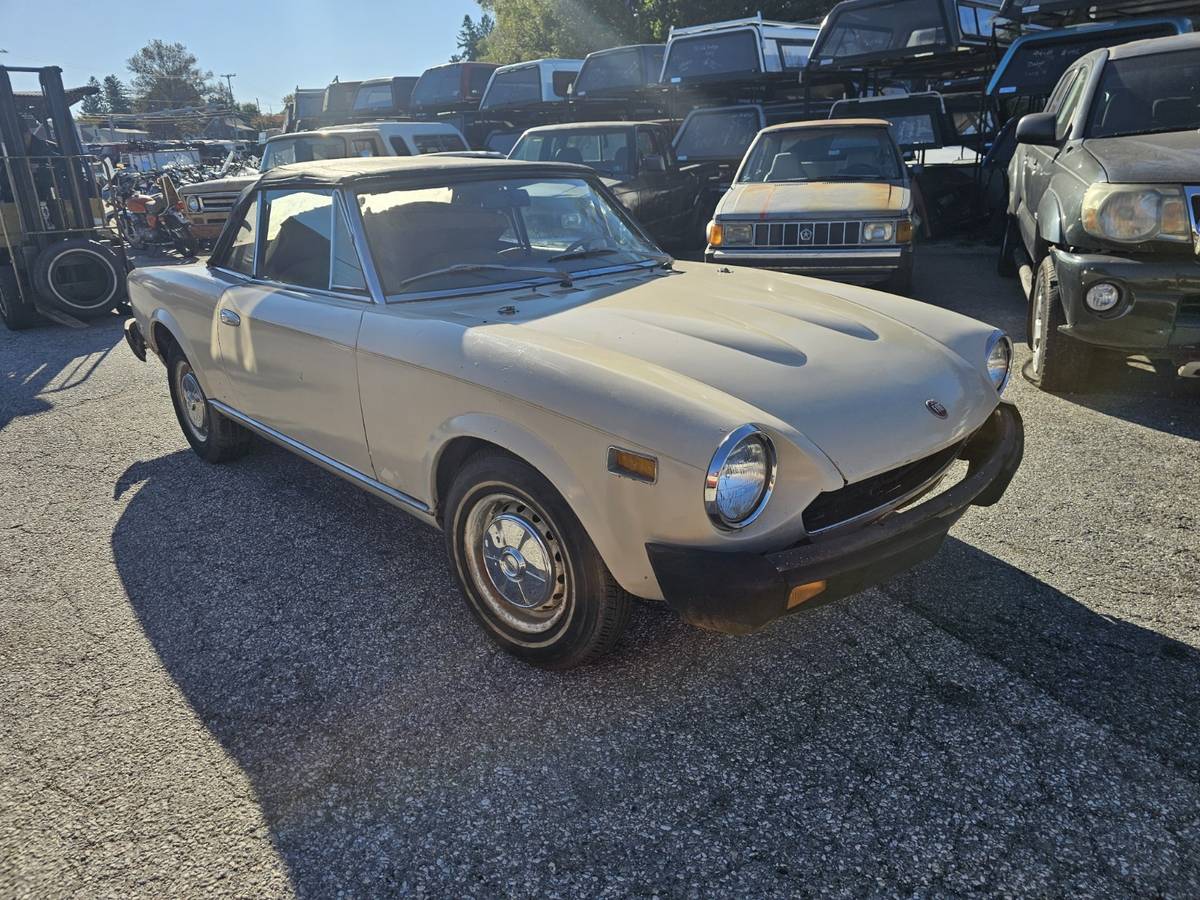 Fiat-124-1978-white-20