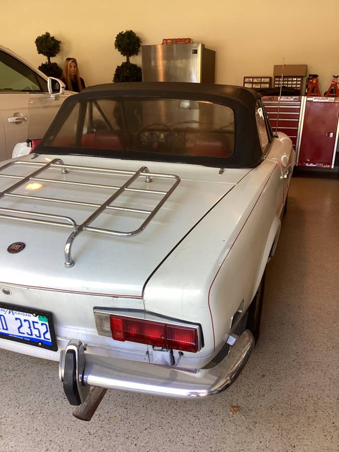 Fiat-124-spider-1974-white-2