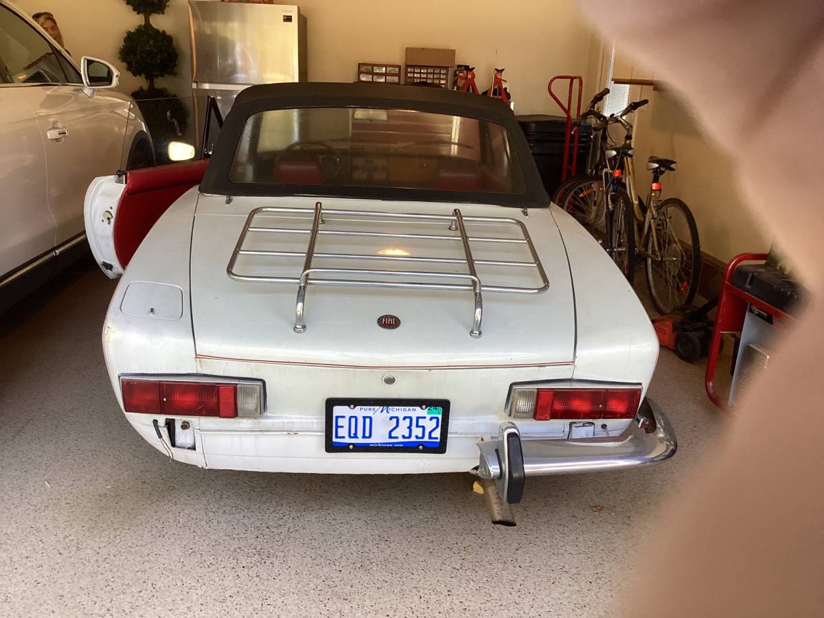 Fiat-124-spider-1974-white-3