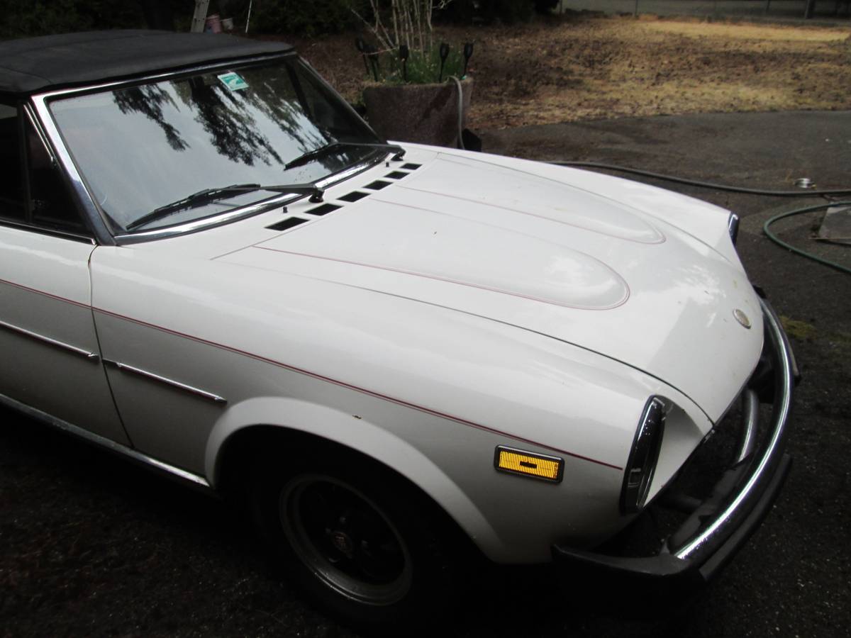 Fiat-124-spider-1980-white-11