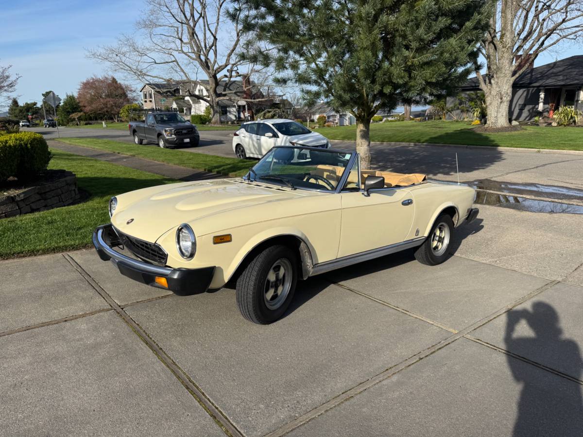 Fiat-124-spider-1981-yellow