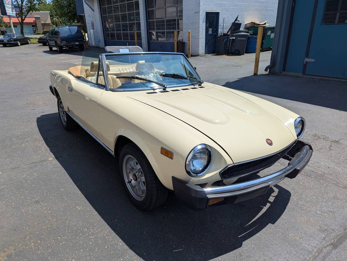 Fiat-2000-spider-1980-10