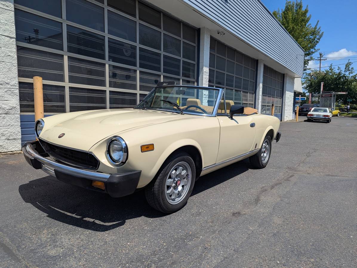 Fiat-2000-spider-1980