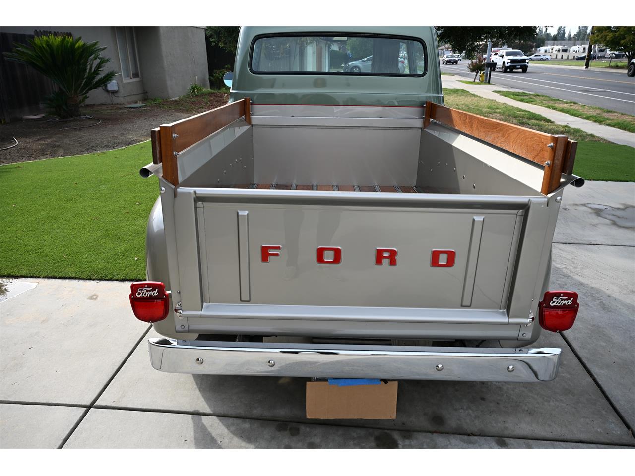 Ford-12-ton-pickup-1956-greensilver-tan-7