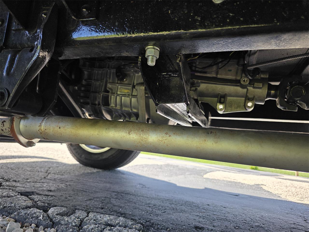 Ford-12-ton-pickup-1957-red-redtan-10