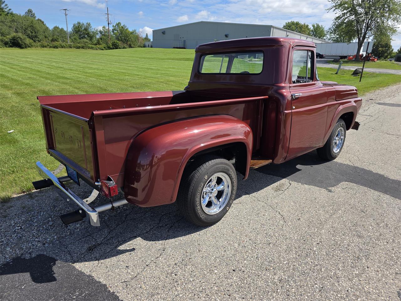 Ford-12-ton-pickup-1957-red-redtan-4