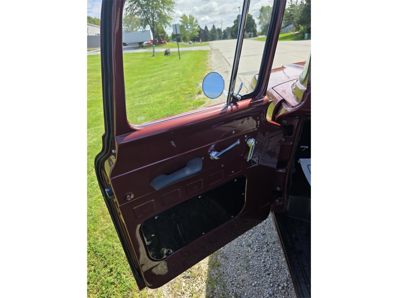 Ford-12-ton-pickup-1957-red-redtan-6