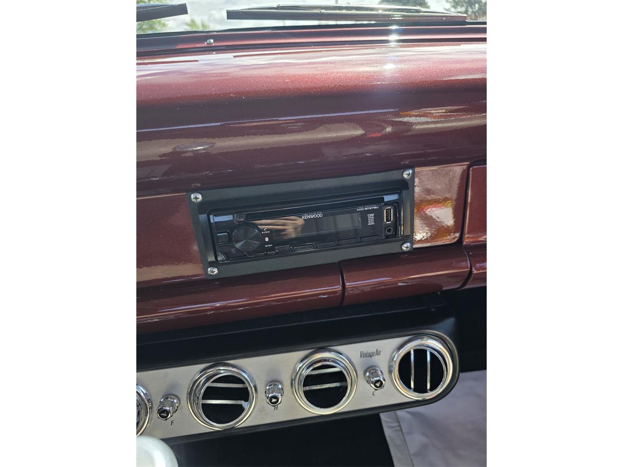 Ford-12-ton-pickup-1957-red-redtan-7