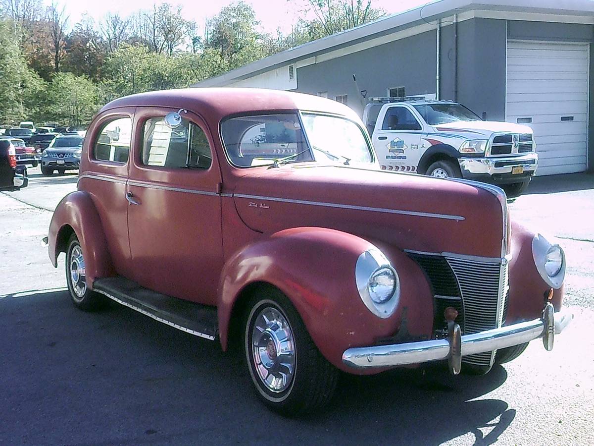 Ford-2-dr.-deluxe-1940-red-11