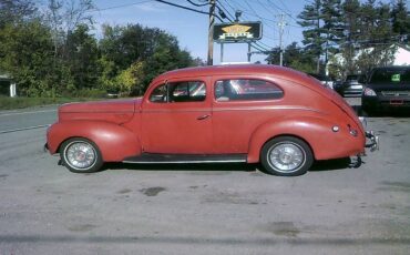 Ford-2-dr.-deluxe-1940-red