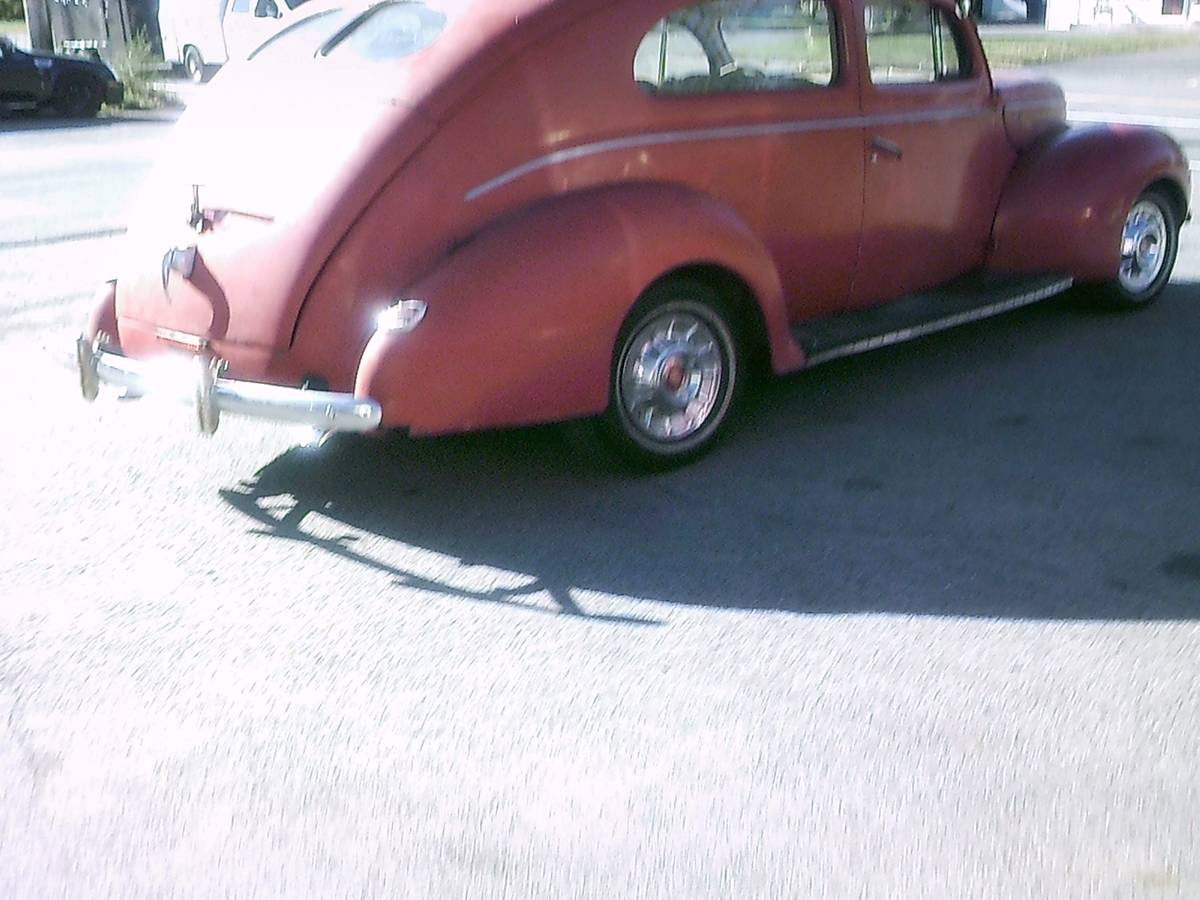 Ford-2-dr.-deluxe-1940-red-6
