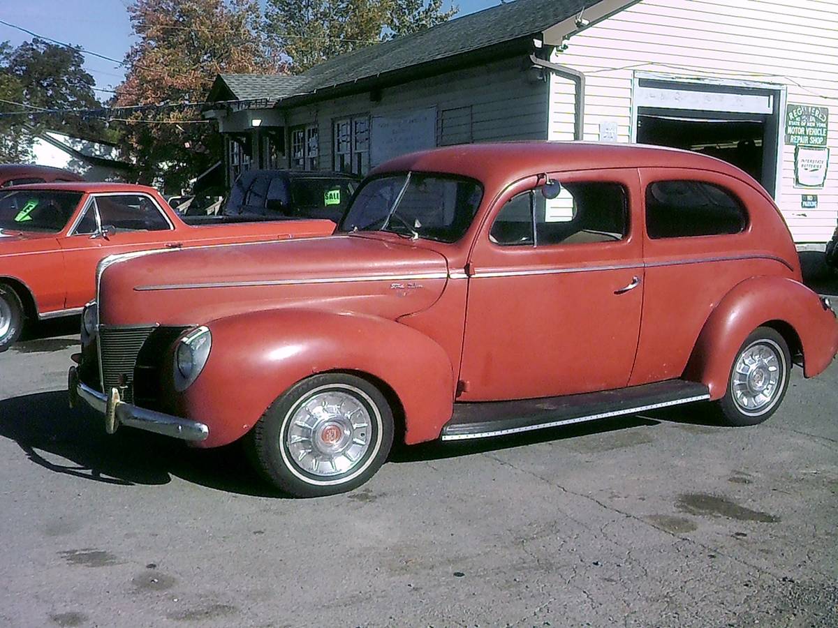 Ford-2-dr.-deluxe-1940-red-7