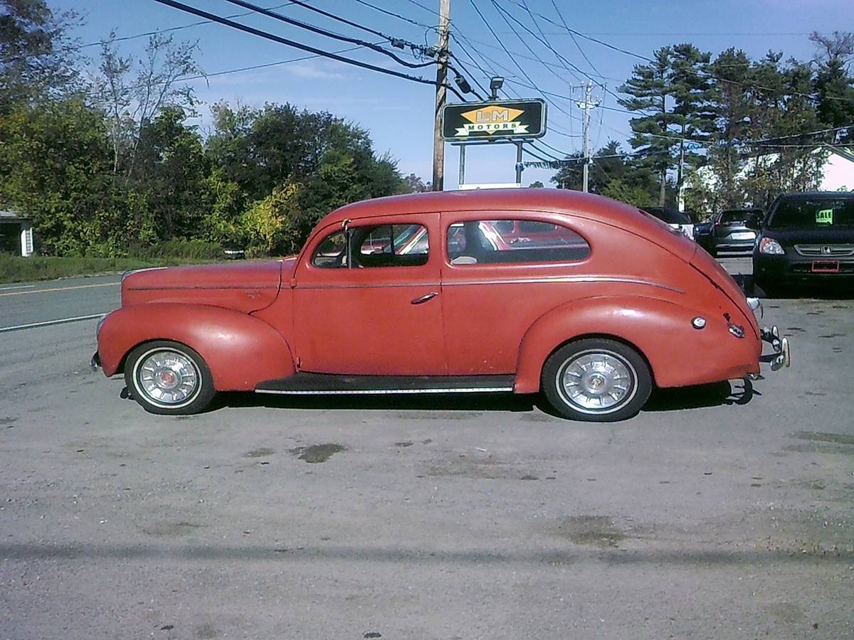 Ford-2-dr.-deluxe-1940-red