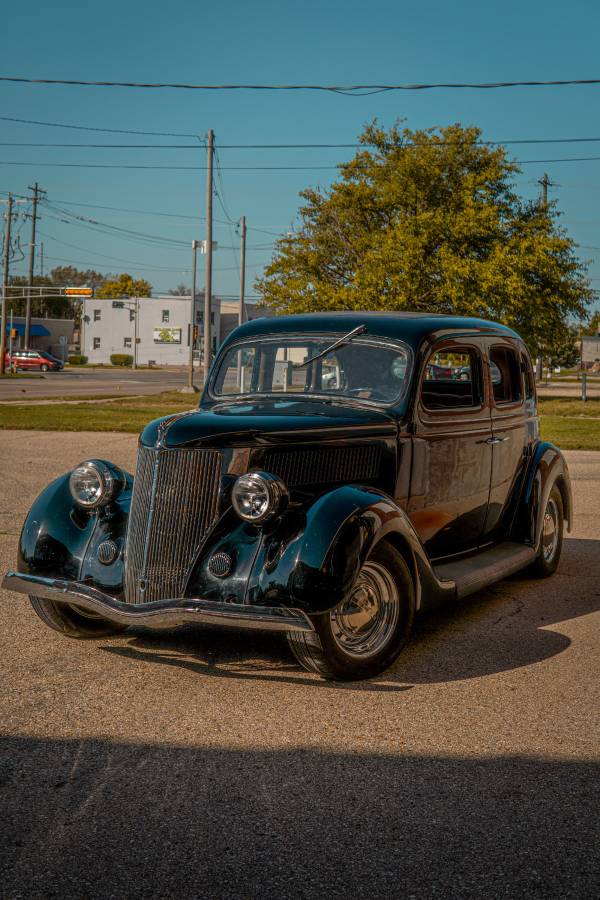 Ford-4-dr-humpback-1936-black-2