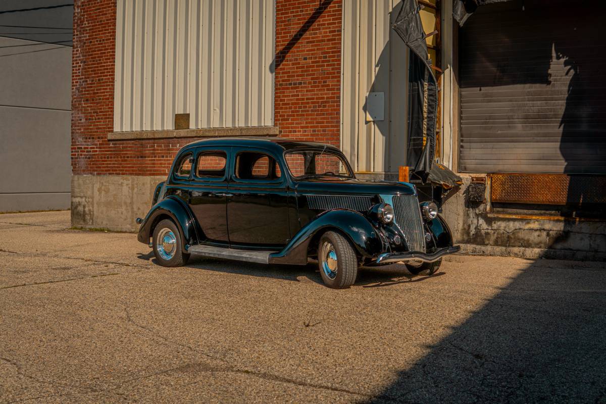 Ford-4-dr-humpback-1936-black-7