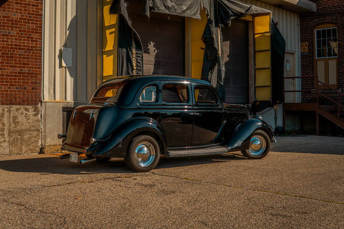 Ford-4-dr-humpback-1936-black