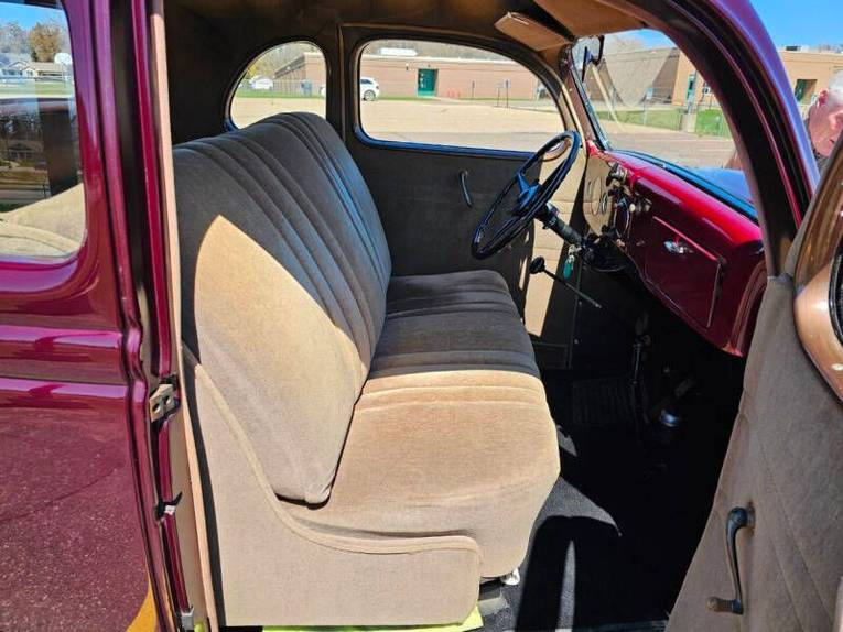 Ford-5-window-1936-Maroon-Beige-34