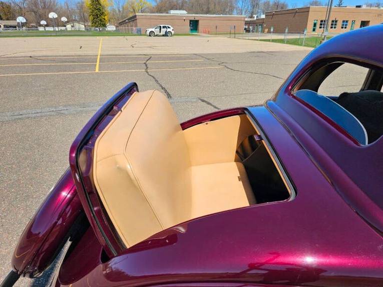 Ford-5-window-1936-Maroon-Beige-43