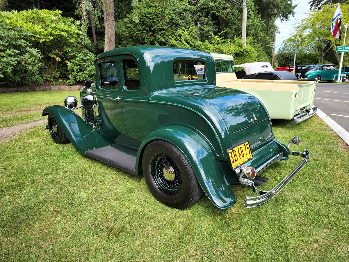 Ford-5-window-coupe-1932-green-1