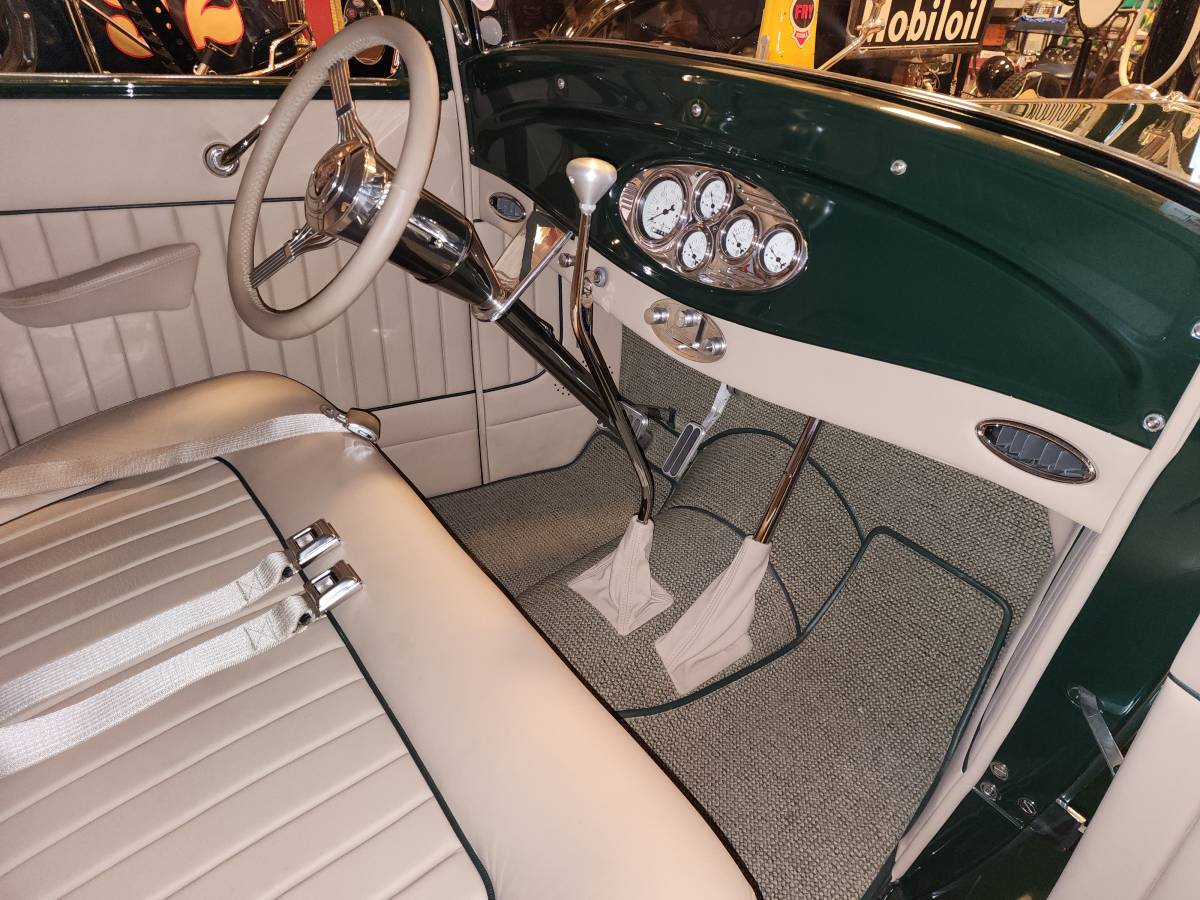 Ford-5-window-coupe-1932-green-2