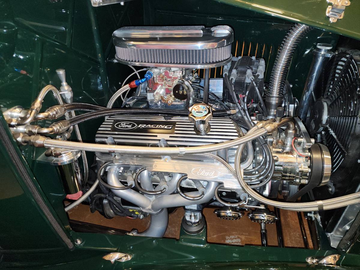 Ford-5-window-coupe-1932-green-3