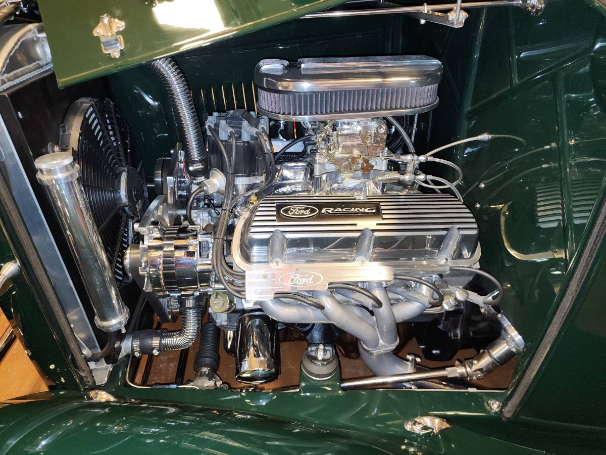 Ford-5-window-coupe-1932-green-4