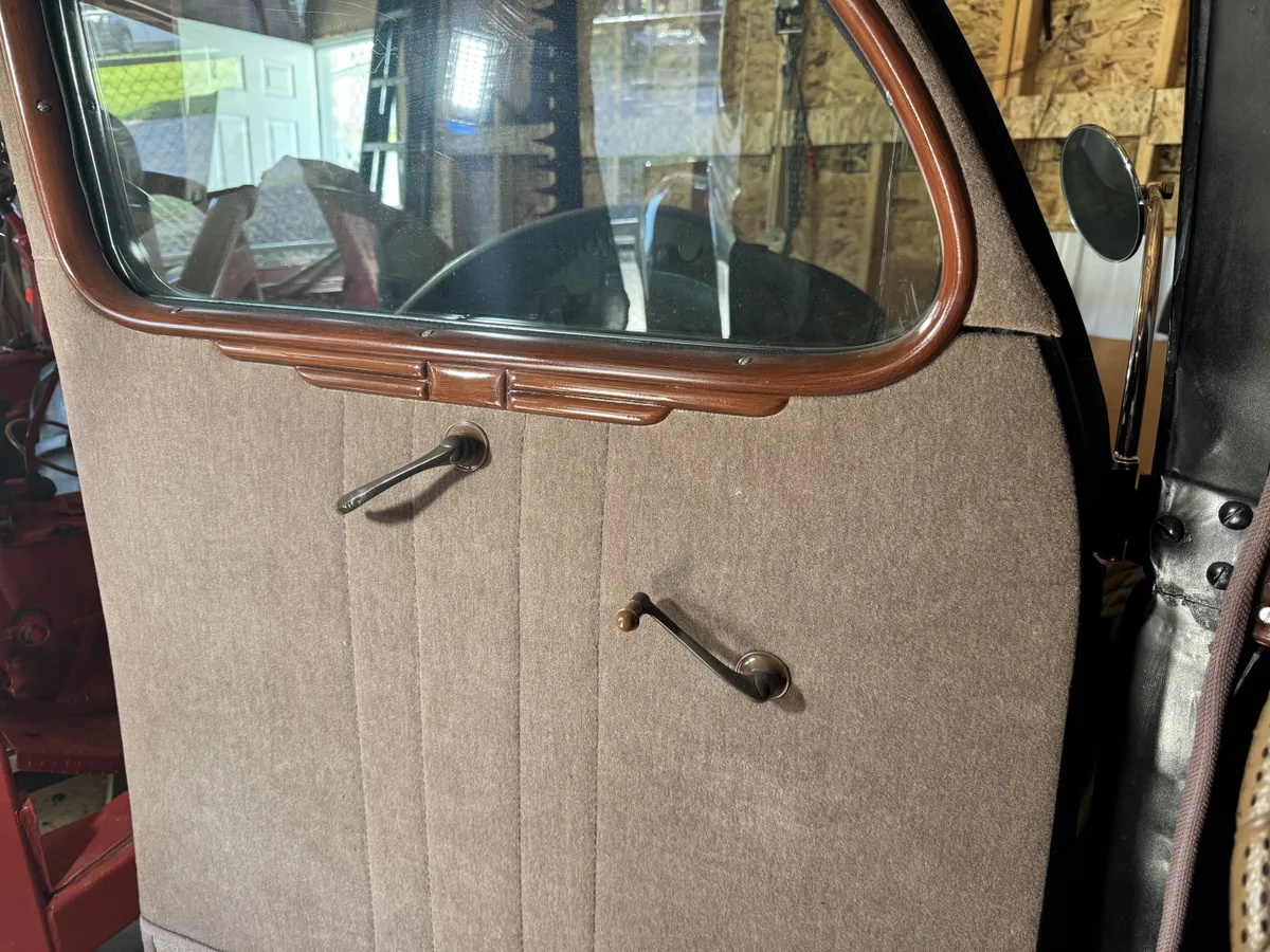 Ford-68-1936-Black-Tan-4