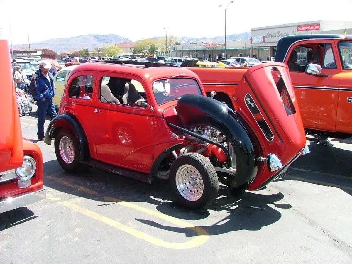 Ford-Anglia-1954-Red-Charcoal-5