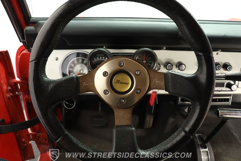 Ford-Bronco-1972-Red-White-40