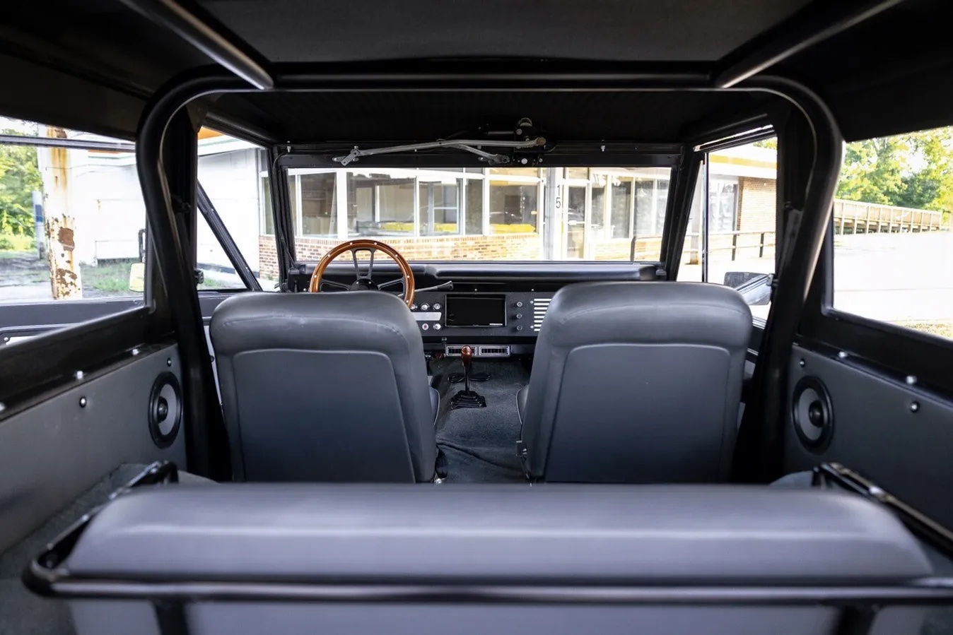 Ford-Bronco-1973-Porsche-Gray-Black-Grey-10