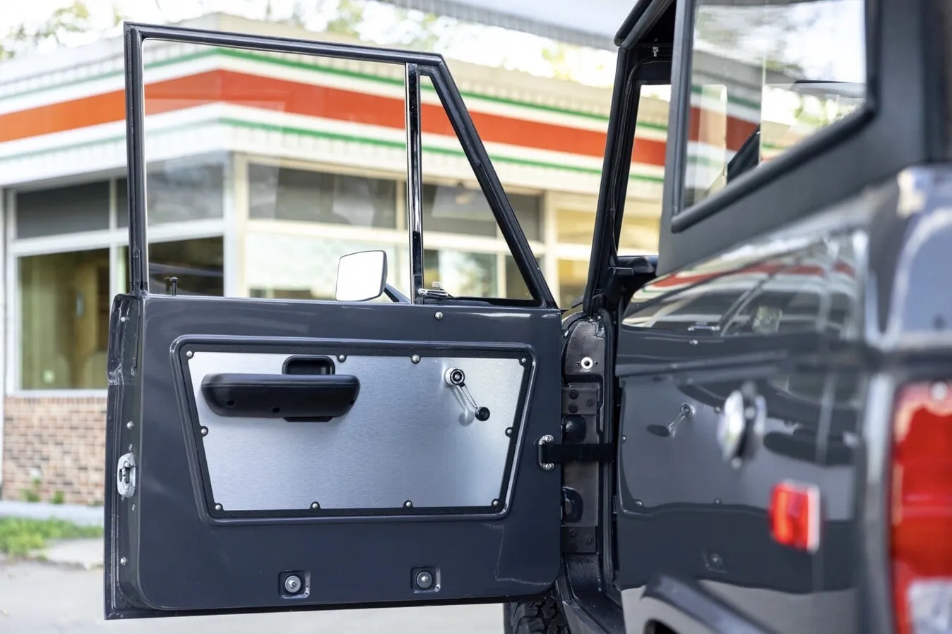 Ford-Bronco-1973-Porsche-Gray-Black-Grey-11