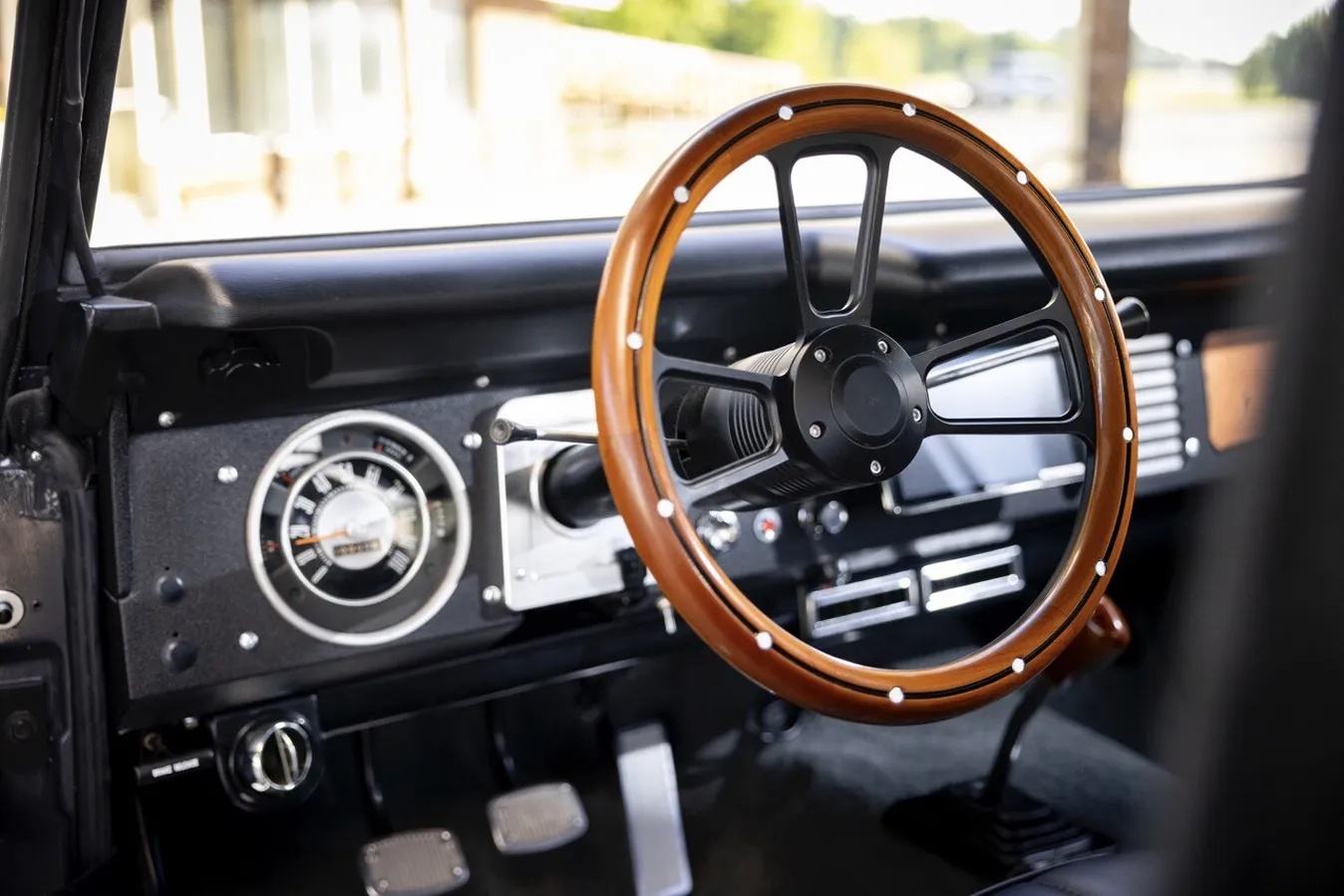 Ford-Bronco-1973-Porsche-Gray-Black-Grey-12