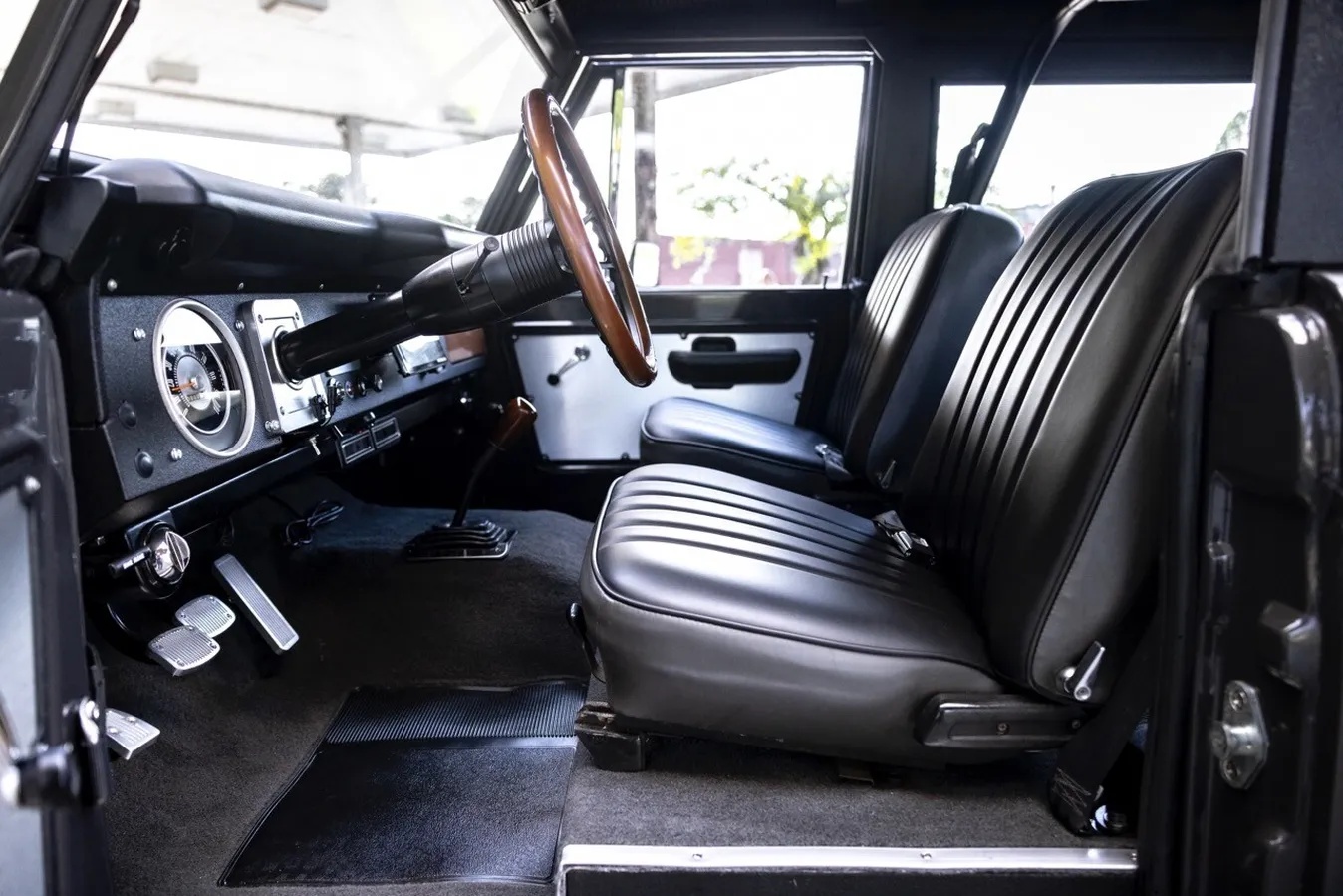 Ford-Bronco-1973-Porsche-Gray-Black-Grey-14