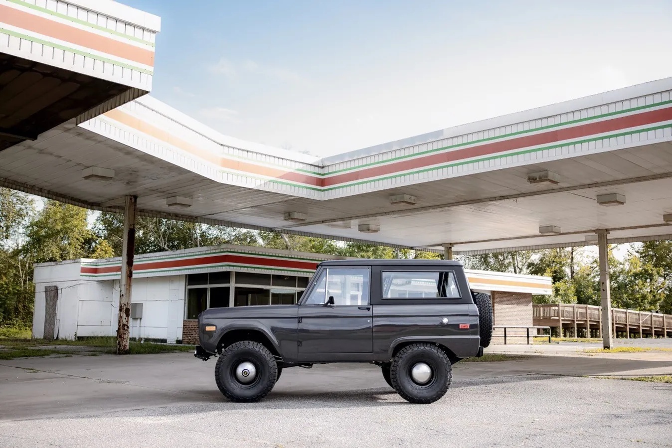 Ford-Bronco-1973-Porsche-Gray-Black-Grey-15